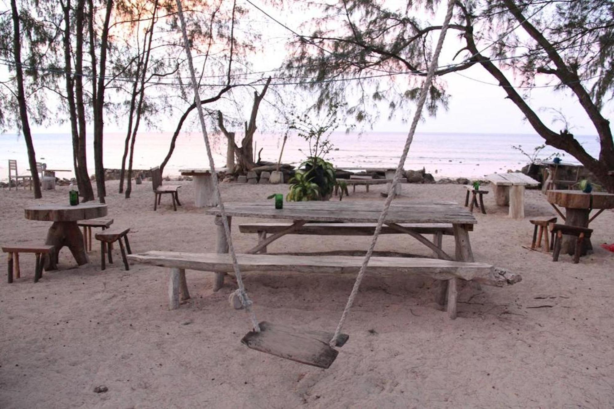 Cemara Beachfront Suite Mondu Exterior photo